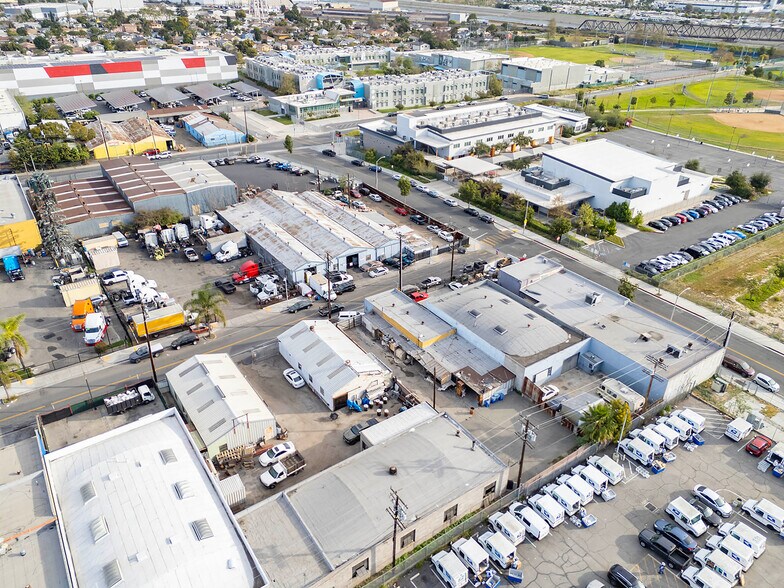 5140, 5145, 5200 & 5203 Chakemco St portefeuille de 3 propriétés à vendre sur LoopNet.ca - Photo du bâtiment - Image 2 de 9