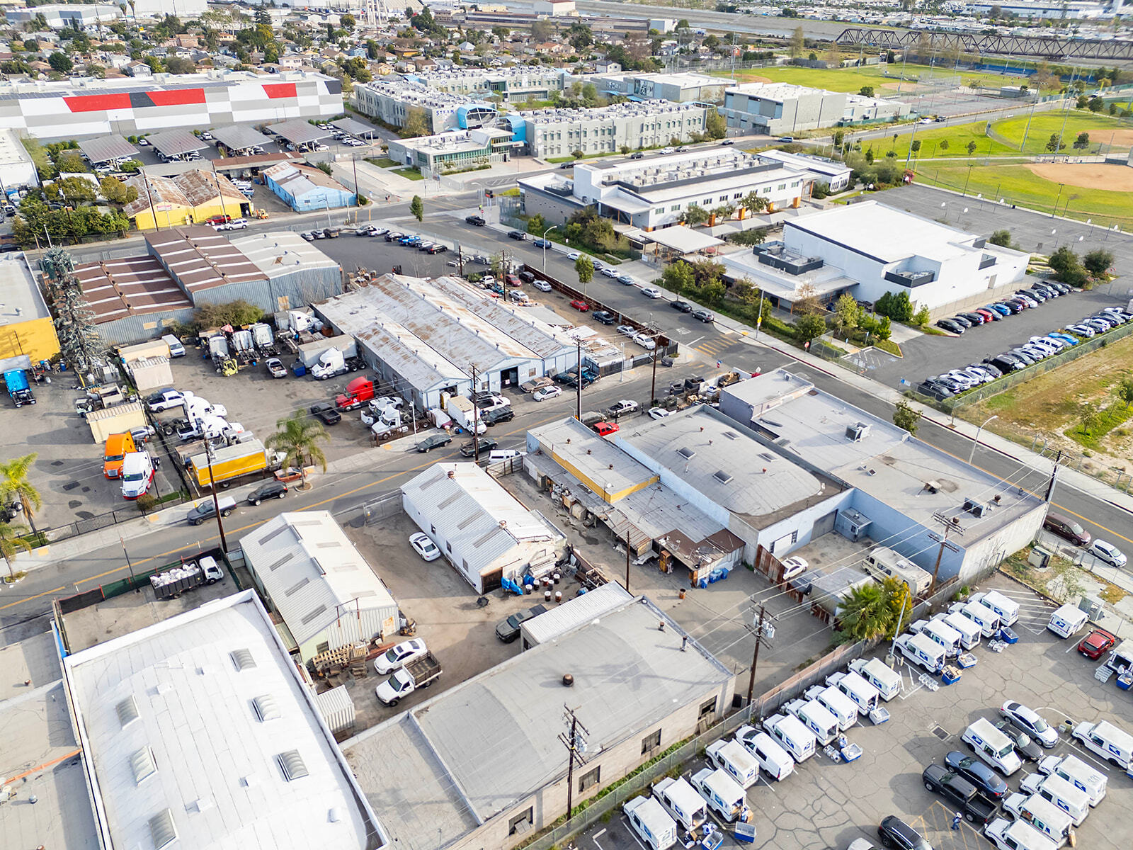 5140, 5145, 5200 & 5203 Chakemco St portefeuille de 2 propriétés à vendre sur LoopNet.ca Photo principale- Image 1 de 9