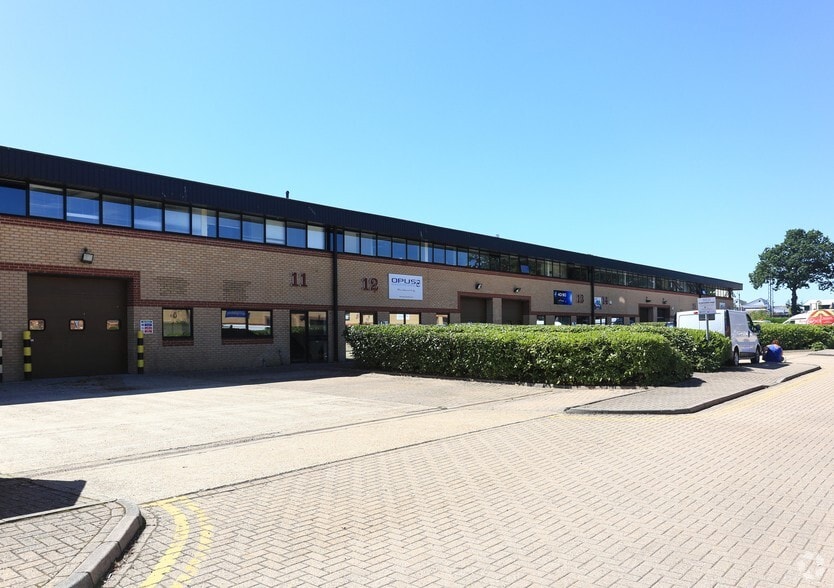 Newton Rd, Crawley à louer - Photo du bâtiment - Image 2 de 3