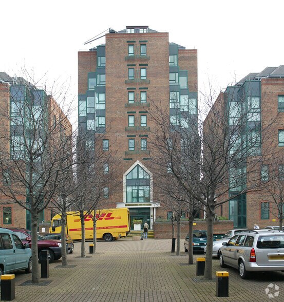 13 Lanark Sq, Londres à louer - Photo du bâtiment - Image 2 de 2