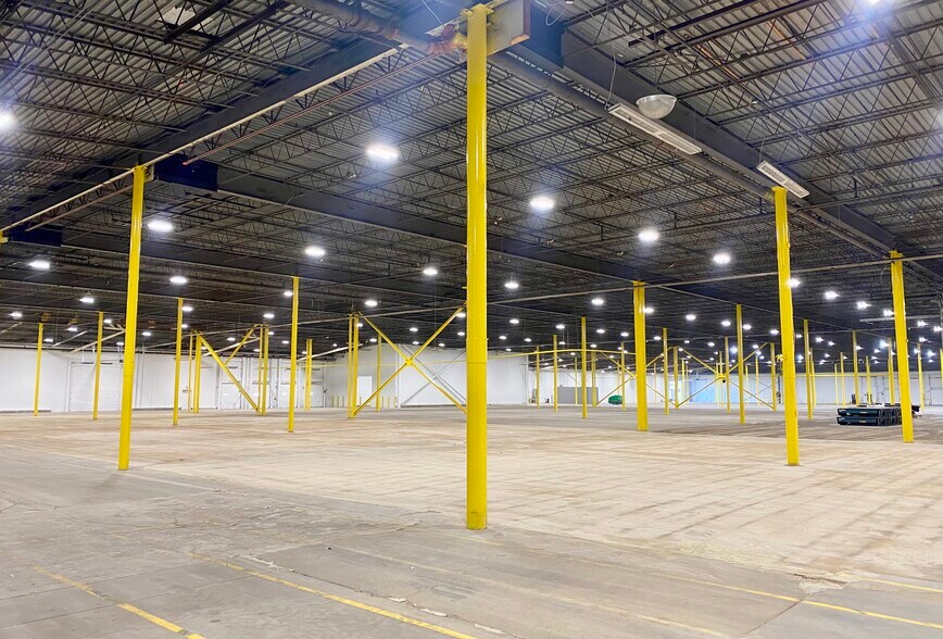 333 S Franklin Rd, Indianapolis, IN à louer - Photo du bâtiment - Image 3 de 11