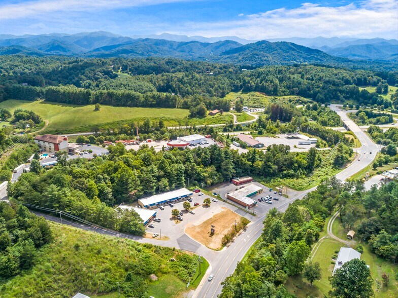 695 Carl Eller Rd, Mars Hill, NC à louer - Photo du bâtiment - Image 3 de 24