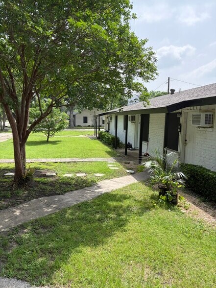 700 W Avenue G, Garland, TX à vendre - Photo du bâtiment - Image 3 de 11