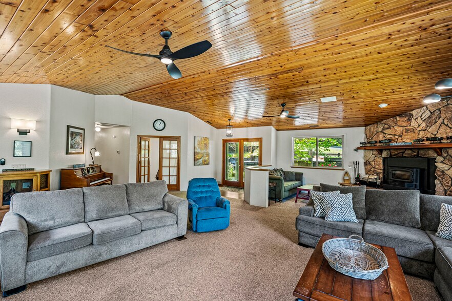 11744 Galice Rd, Merlin, OR à vendre - Photo du bâtiment - Image 2 de 74