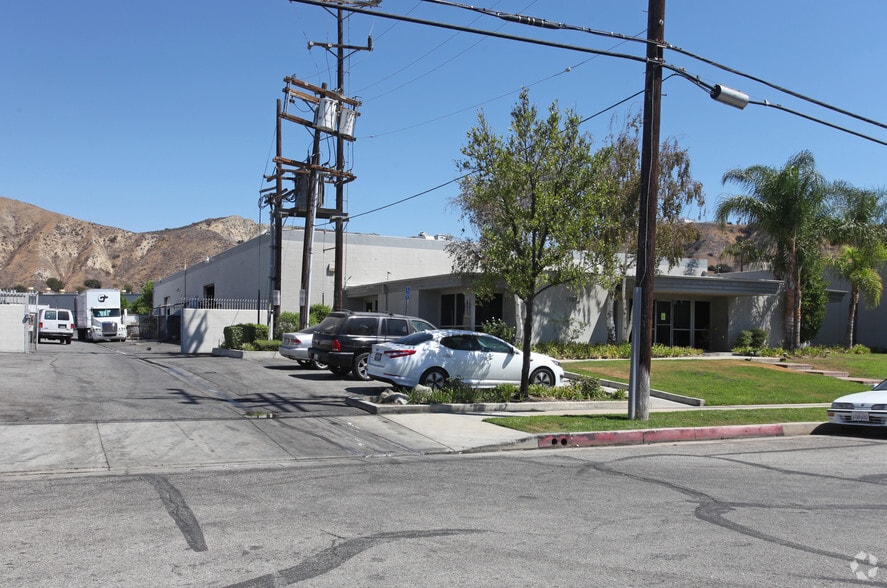 12424 Gladstone Ave, Sylmar, CA for lease - Building Photo - Image 2 of 15