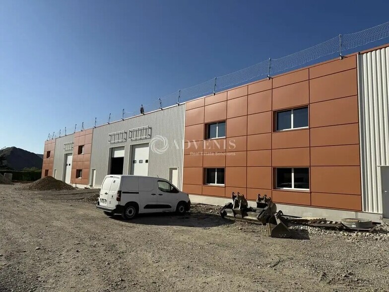 Flex dans Chassieu à louer - Photo du bâtiment - Image 2 de 7