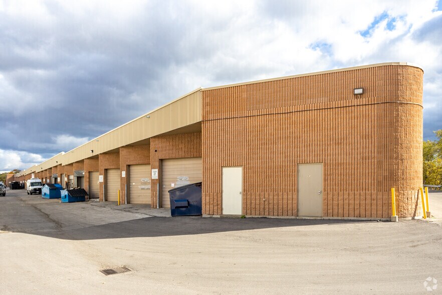 2370 Midland Ave, Toronto, ON à vendre - Photo du bâtiment - Image 3 de 4