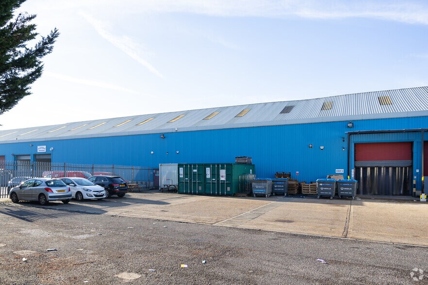 50 Freshwater Rd, Dagenham à vendre - Photo du bâtiment - Image 3 de 4