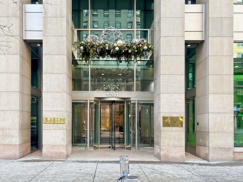 1200 Av Mcgill College, Montréal, QC à louer - Photo du bâtiment - Image 3 de 14