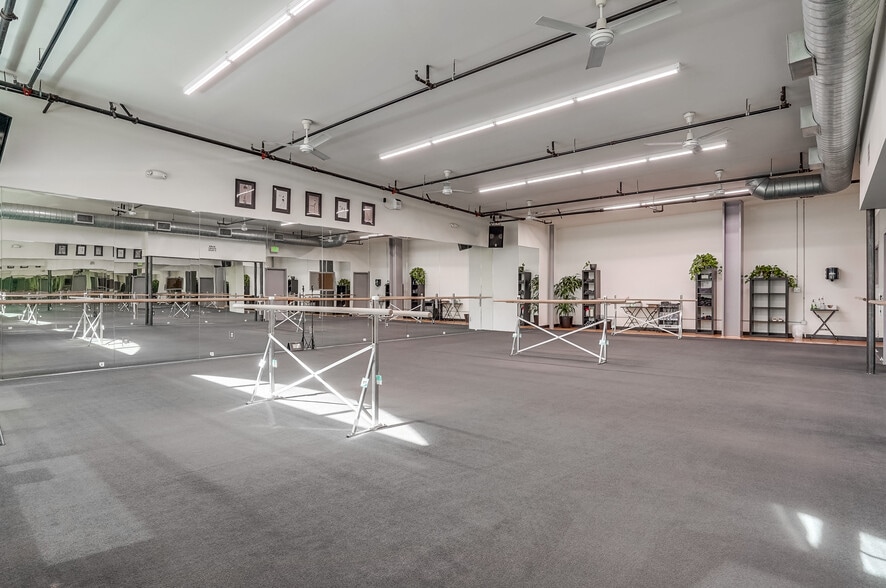 21747 Erwin St, Woodland Hills, CA for sale - Interior Photo - Image 3 of 8