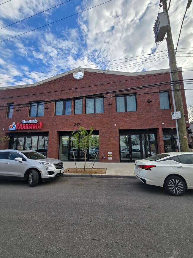 More details for 217 Main St, Staten Island, NY - Retail for Sale