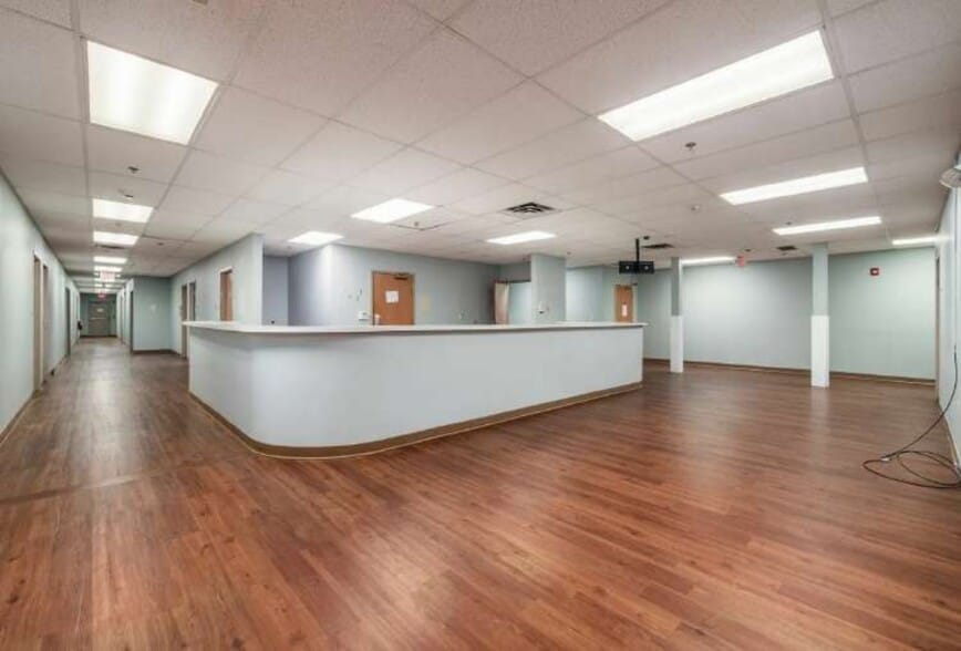 7400 Huntington Park Dr, Columbus, OH for sale - Interior Photo - Image 3 of 14