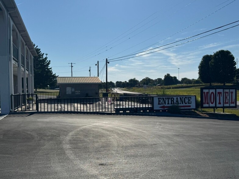 990 Maple St, Russell Springs, KY for sale - Building Photo - Image 3 of 29