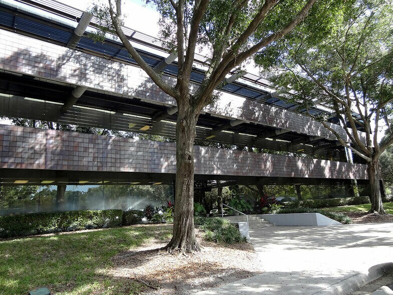 6621 Southpoint Dr N, Jacksonville, FL à louer - Photo du bâtiment - Image 2 de 5