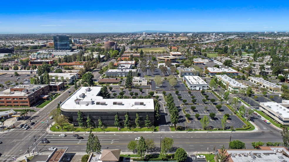 400 N Tustin Ave, Santa Ana, CA à vendre - Photo du bâtiment - Image 3 de 13