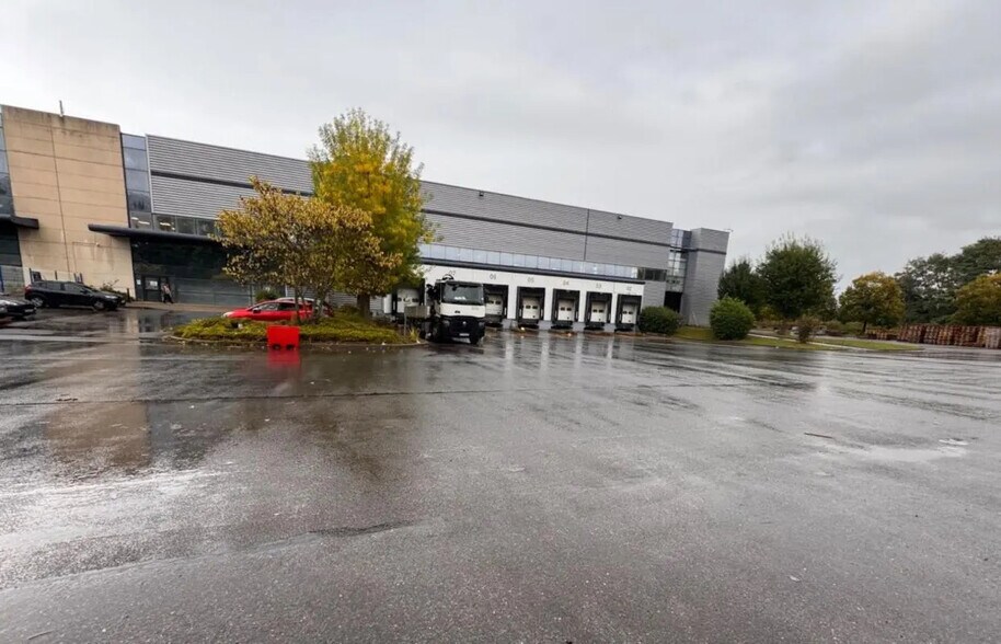 Office in Lieusaint for lease - Building Photo - Image 2 of 16