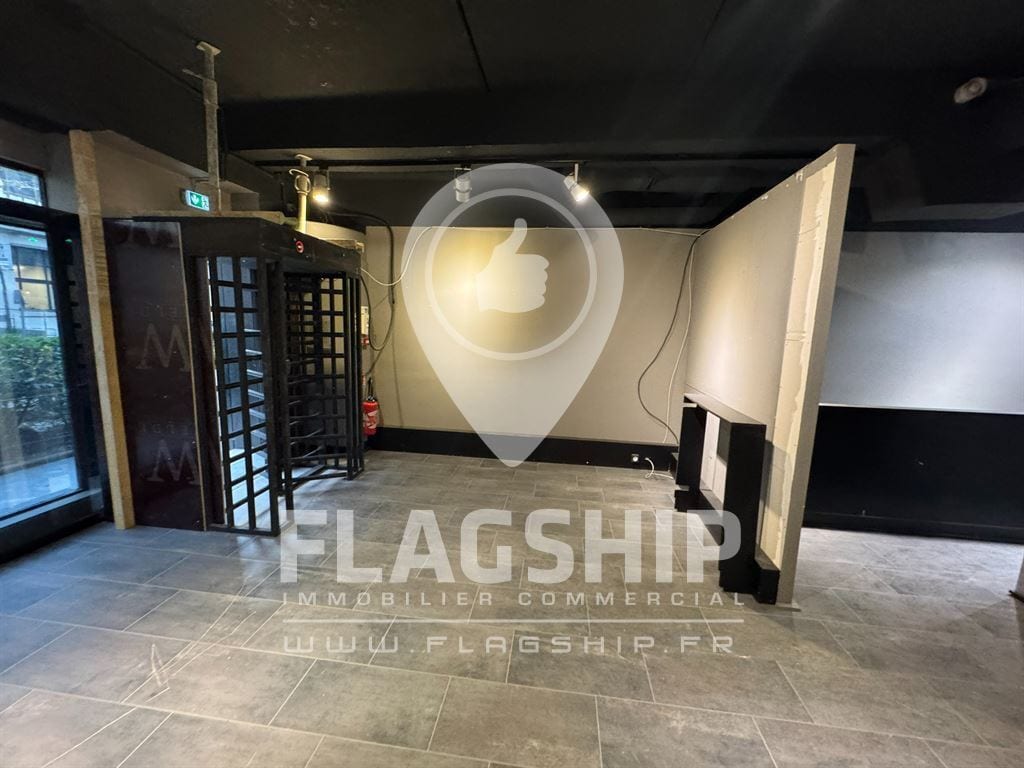 Retail in Paris for lease Interior Photo- Image 1 of 10