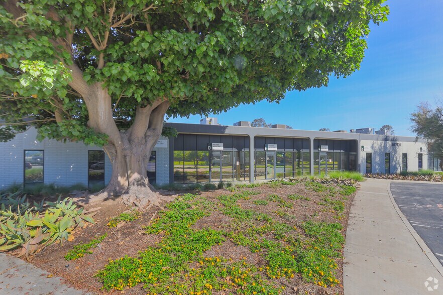 17931 Sky Park Cir, Irvine, CA à louer - Photo du bâtiment - Image 3 de 4