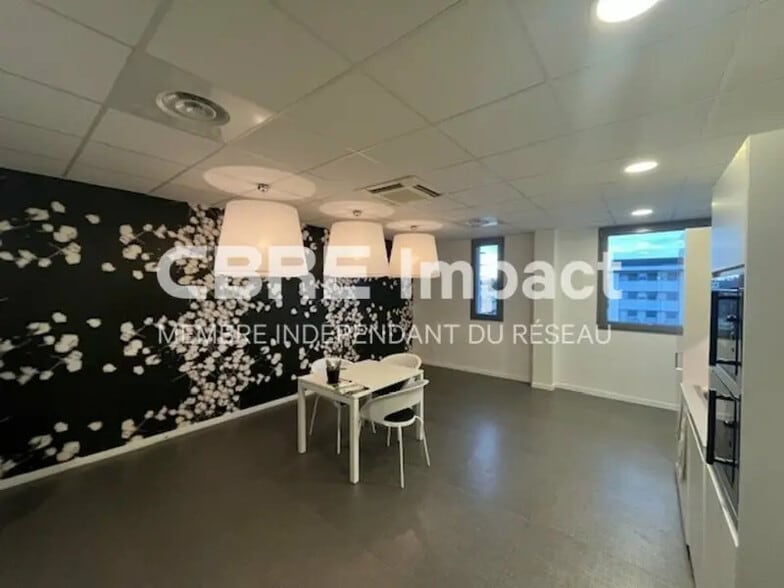 5 Rue Marie Marvingt, Reims for lease - Interior Photo - Image 3 of 9