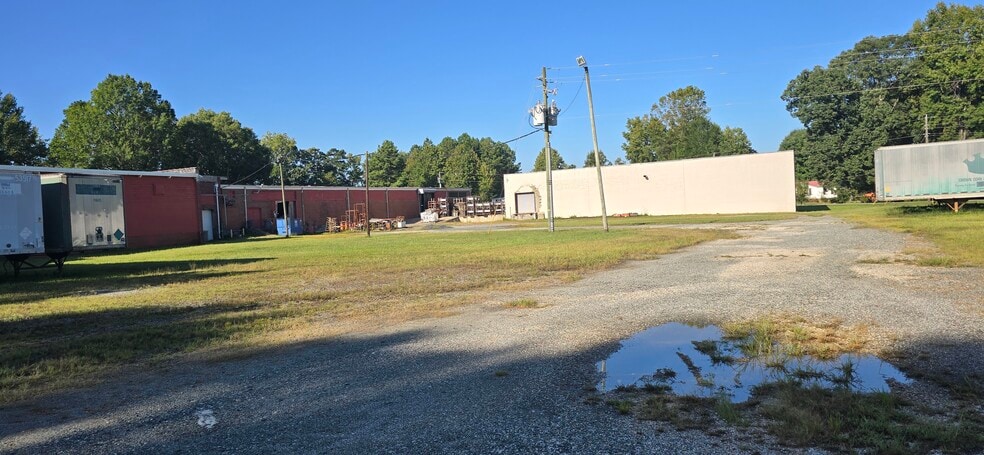 312 W Luther Ave, Liberty, NC for sale - Building Photo - Image 2 of 9