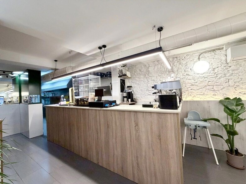 Retail in Barcelona, Barcelona for lease - Building Photo - Image 1 of 2