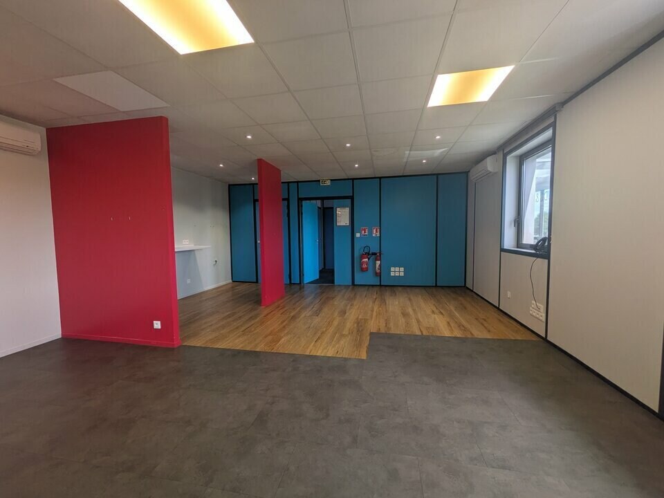 Office in Le Grand-Quevilly for lease Interior Photo- Image 1 of 9