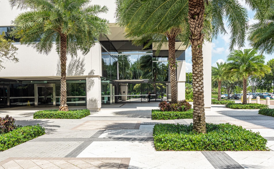 3450 Lakeside Dr, Miramar, FL à louer - Photo du bâtiment - Image 2 de 3