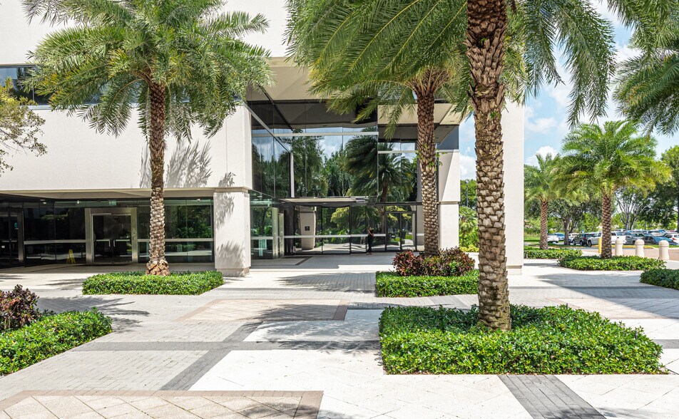 3450 Lakeside Dr, Miramar, FL à louer - Photo du bâtiment - Image 3 de 4