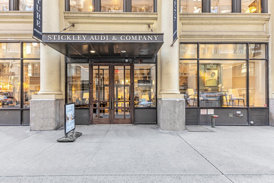 207 W 25th portefeuille de 2 propriétés à vendre sur LoopNet.ca - Photo du bâtiment - Image 2 de 8