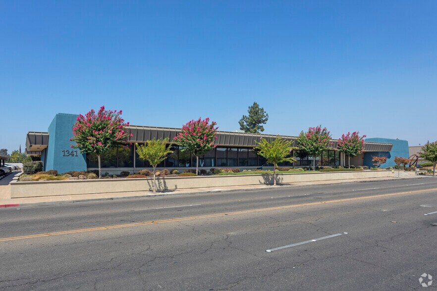 1341 W Robinhood Dr, Stockton, CA à louer - Photo du bâtiment - Image 1 de 5