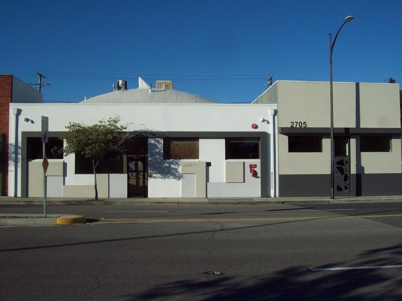 2705-2707 W Empire Ave, Burbank, CA à louer - Photo du bâtiment - Image 1 de 8