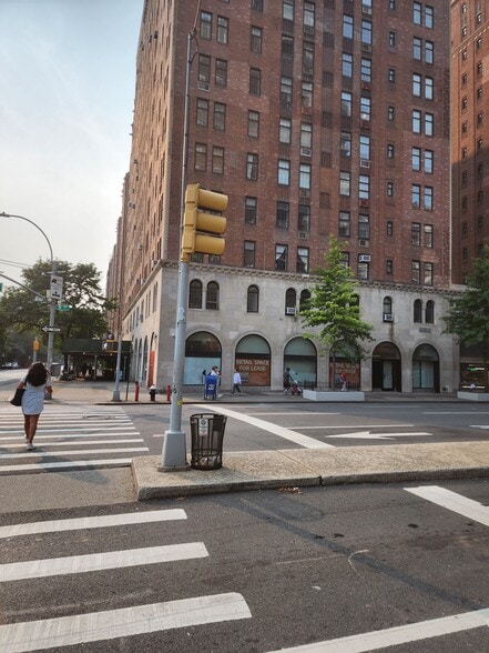 219 9th Ave, New York, NY à louer - Photo du bâtiment - Image 2 de 3