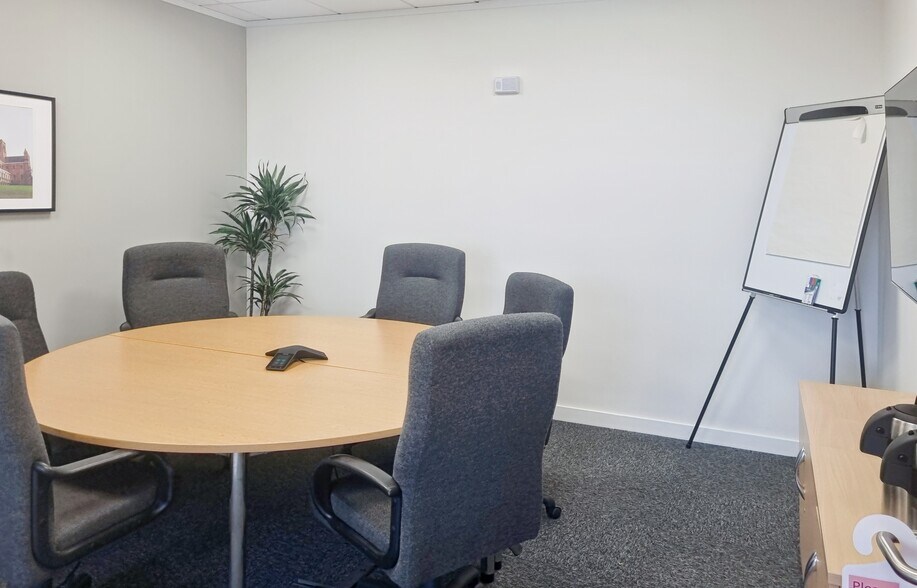 Station Rd, Harpenden for lease - Interior Photo - Image 2 of 4