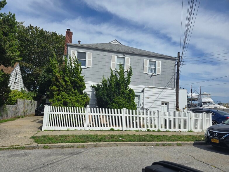 105 Eastern Pky, Baldwin, NY à louer - Photo principale - Image 1 de 14