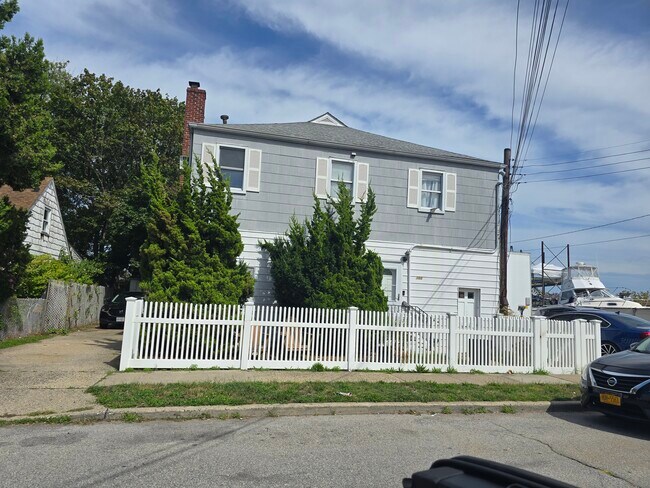 Plus de détails pour 105 Eastern Pky, Baldwin, NY - Industriel à louer
