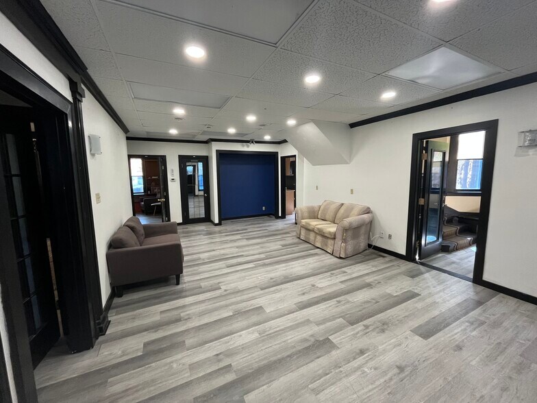 2211 Smith St, Regina, SK à louer - Photo du bâtiment - Image 2 de 7