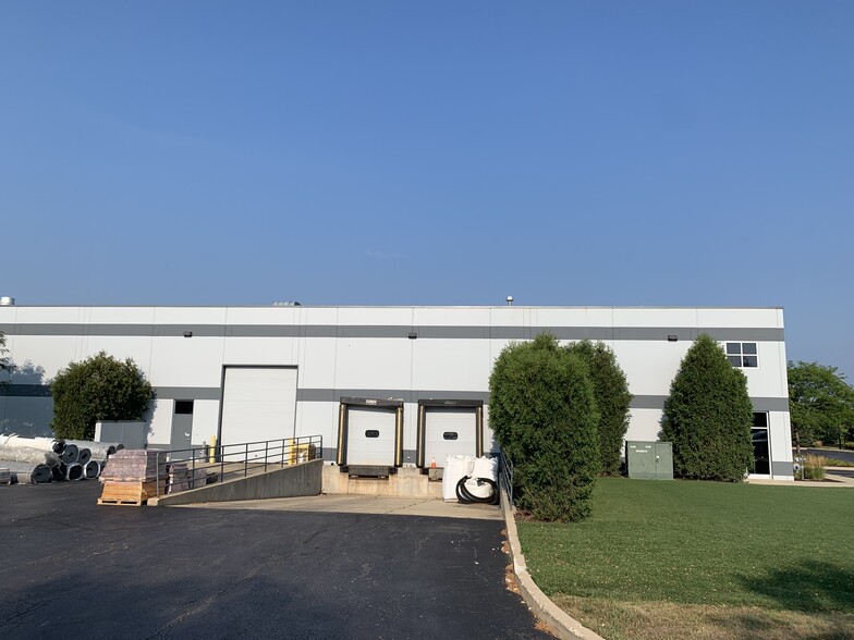 2910 Falling Waters Blvd, Lindenhurst, IL for lease - Building Photo - Image 3 of 29