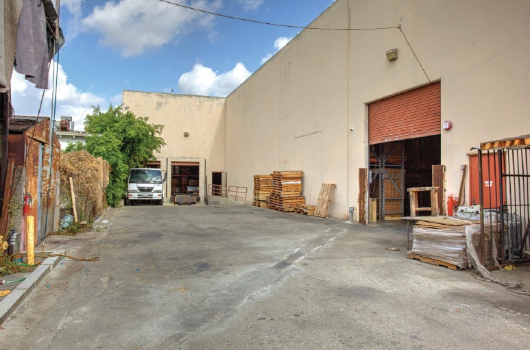 711 E Rosecrans Ave, Los Angeles, CA for lease - Building Photo - Image 3 of 14