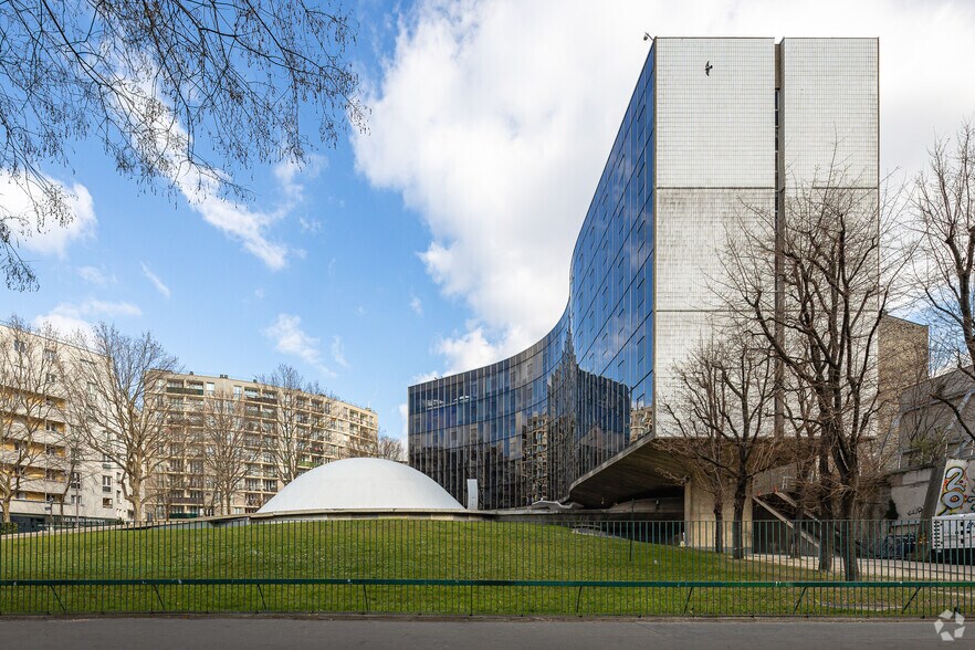 2 Place Du Colonel Fabien, Paris à louer - Photo du bâtiment - Image 2 de 10
