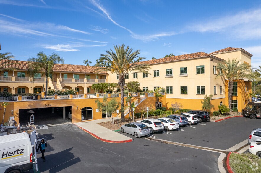 24361 El Toro Rd, Laguna Woods, CA à louer - Photo du bâtiment - Image 1 de 18