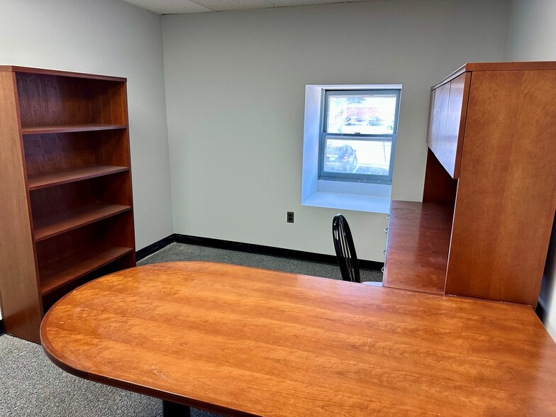 15701-15757 Crabbs Branch Way, Rockville, MD for lease - Building Photo - Image 3 of 10