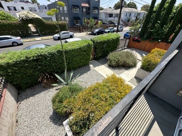1221-1223 1/2 N Kenmore Ave, Los Angeles, CA à vendre - Photo du bâtiment - Image 2 de 12