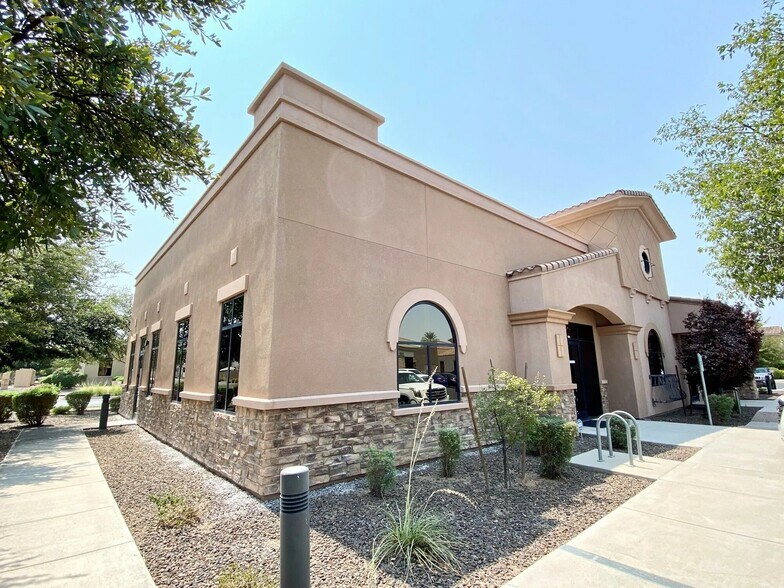 1355 S Higley Rd, Gilbert, AZ à louer - Photo du bâtiment - Image 2 de 4