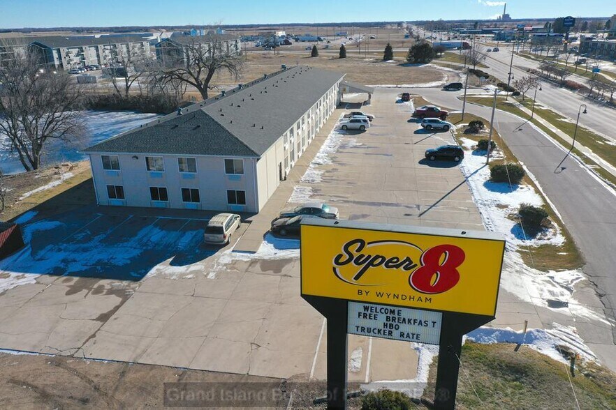 3205 S Locust St, Grand Island, NE à vendre - Photo du bâtiment - Image 2 de 48