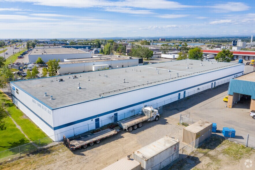 6804-6818 30 St SE, Calgary, AB à louer - Photo du bâtiment - Image 3 de 7