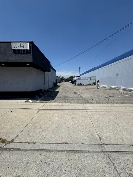 13143 Saticoy St, North Hollywood, CA à louer - Photo du bâtiment - Image 1 de 1