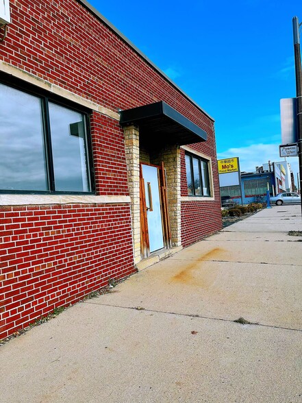 2404-2606 W Clybourn St, Milwaukee, WI for lease - Building Photo - Image 1 of 4