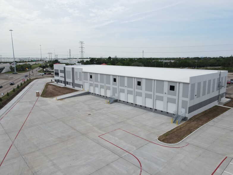 8008 S Sam Houston Pky W, Houston, TX for sale - Building Photo - Image 1 of 1