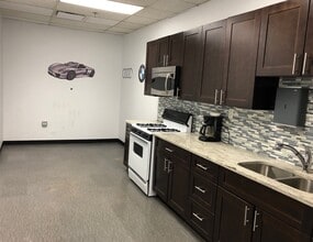 16W260 83rd St, Burr Ridge, IL à louer Photo intérieure- Image 2 de 4