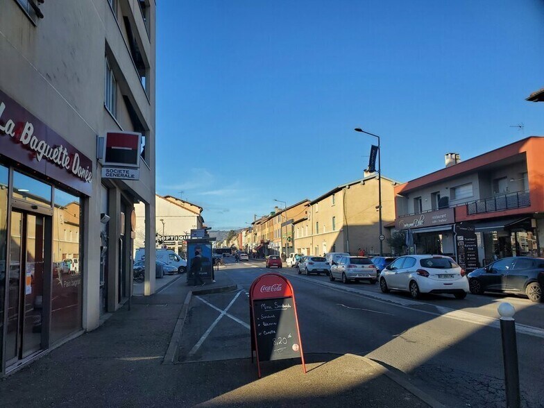 1 Place Andrée-Marie Perrin, Craponne for lease - Building Photo - Image 2 of 2